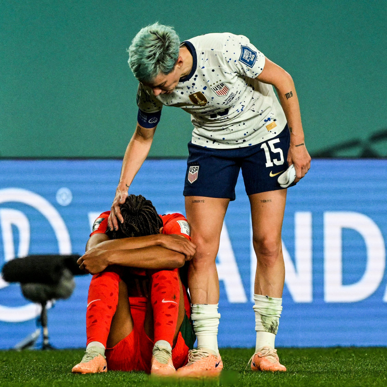 九州娱乐-欧洲杯比赛连场较量，球员拼搏精神感人至深